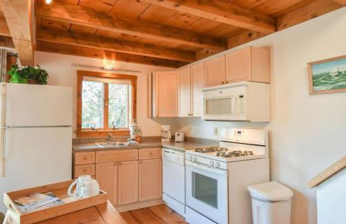 Waterfront Fun at this Huge Family Estate - Foto 23