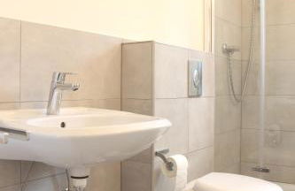 Moderne 1-Zimmer Wohnung mit Terasse, Küche, Bad mit Dusche, TV & WIFI - Photo 5