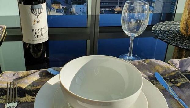 2BR Epic Views CBD 2 Cars Pool Wine Gym Netflix - Foto 5, Habitación