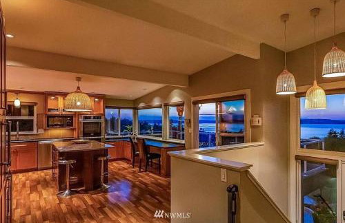 Luxury Vacation House with Breathtaking Soundview - Foto 2