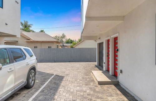 Luxury Townhome with Gated Parking and Private Balcony - Photo 27