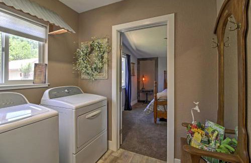 Newly Remodeled Home with Yard in Downtown Caliente! - Foto 21