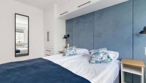 Przytulny Apartament z Dwiema Sypialniami i Balkonem w Gdyni by Noclegi Renters - Foto 2, wardrobe