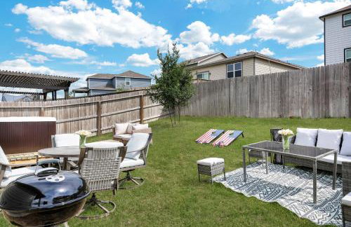 Stylish Hot Tub Retreat BBQ Yard Games WiFi Pets - Foto 23