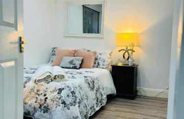 HERTFORD House with garden parking pet friendly pool room - Foto 5