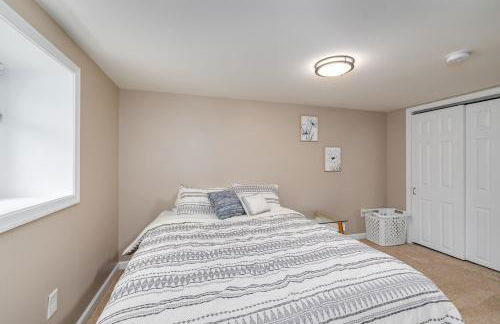 Cozy Full Home with Parking, 10min Walk to Bridge St - Photo 11