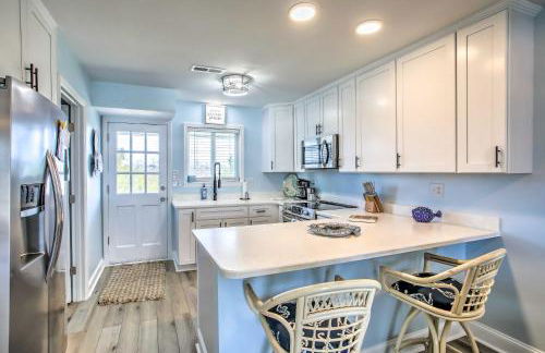 Coastal Oasis with Decks Walk to Holden Beach! - Foto 8