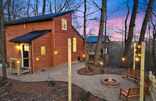 Hot tub, fireplace, fire pit, pool table, grill, EV, pets, HOA lake - Photo 1