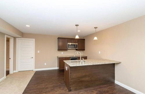 Lakefront view 5 bedroom home with basement - Foto 24