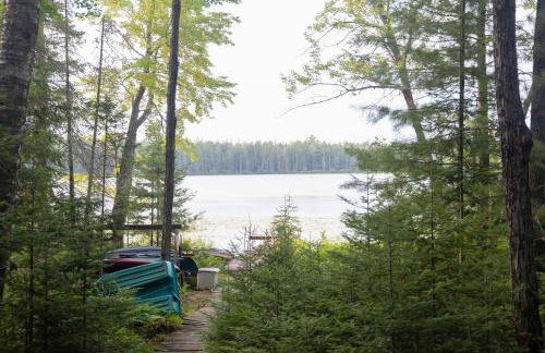 Rhinelander Waterfront Cabin with Deck and Fire Pit! - Foto 5
