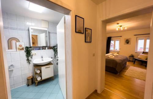 KUELhome - STYLISCHE ZENTRALE WOHNUNG MIT KÜCHE UND PARKPLATZ IN SEITENSTRAẞE - Foto 21