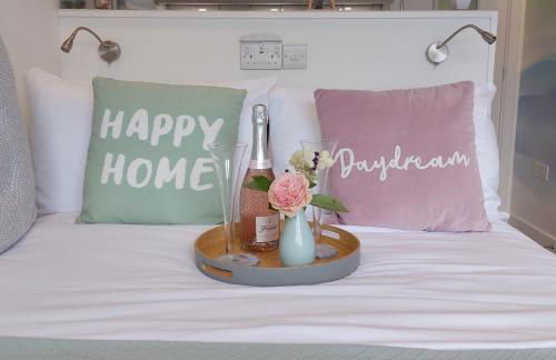 The Snug - Cosy Retreat for Two - Photo 1