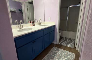 Private and Stylish 3Bdrm 3Ba Townhome, Gated Patio, King Bed, Spacious, Free Parking, Available now - Foto 20