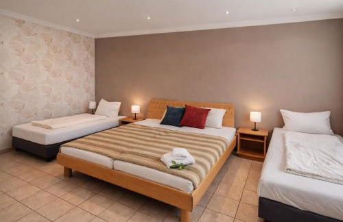 Basecamp 60 am Waldrand - für Gruppen Familien Monteure - helles 2-Zimmer-Souterrain - Frankfurt, Hanau, Gießen - kostenlose Parkplätze - Foto 1