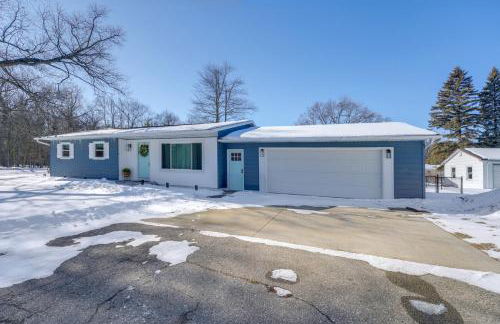 Deck, Fire Pit! Fully Updated Home Near Lake Huron - Photo 3