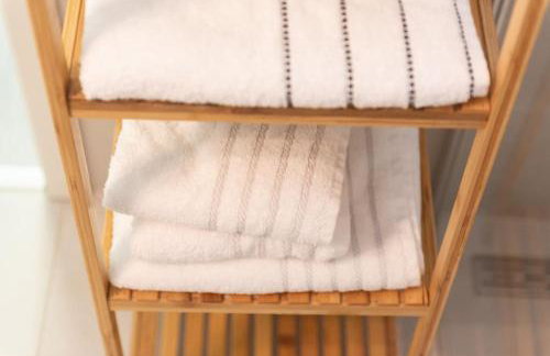 City Center Apartment with Free Parking - Foto 10