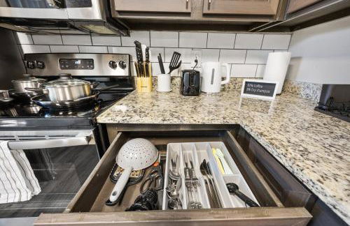 Emerald Loft - Pool, Gym & Free Parking! - Photo 12