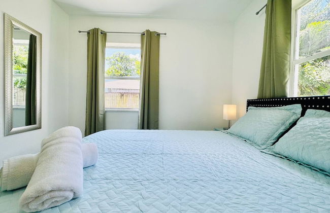 Modern 2-bedroom Retreat Near Beach Airport - Foto 6