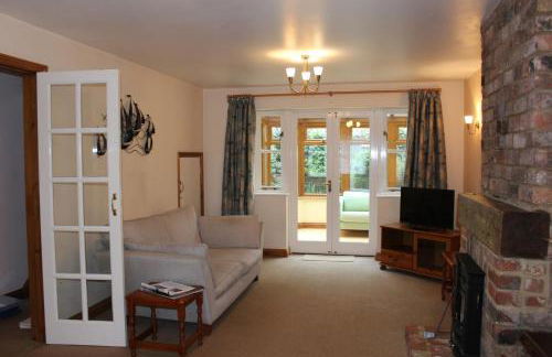 Lymington Courtyard: 4-Bed Modern Cottage Charm - Photo 3