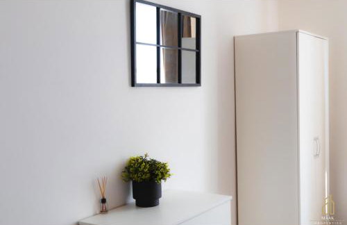 Modern 2BR Apartment - Prime Location Near Beach & Town - Sleeps 5 - Foto 26