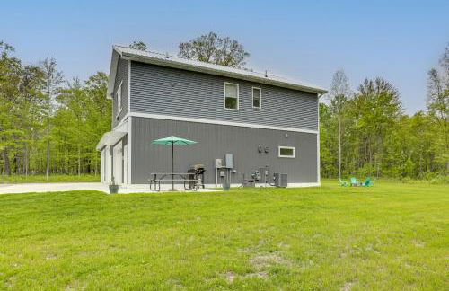 Pet Friendly Higgins Lake Home Firepit and Yard - Foto 26