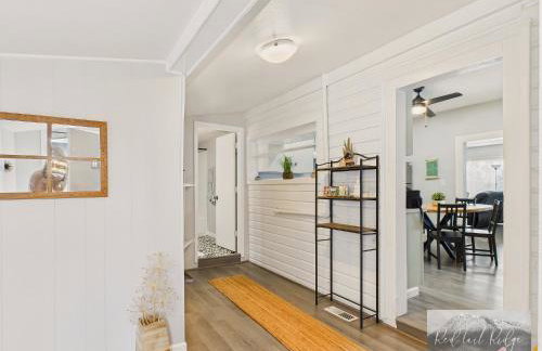 Main St New with AC Monthly stays Charming Cottage KING BED - Foto 18