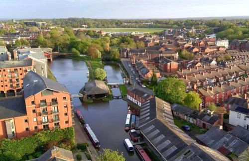 Chester City Centre Waterfront Apartment - Photo 7
