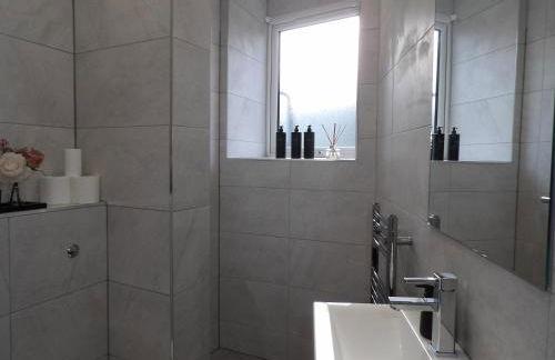 City Convenience, Calm Comfort-- A Stylish One-Bedroom Retreat Just 3 Stops from the Heart of the City - Foto 4