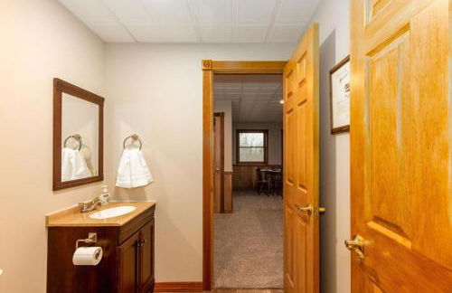 Secluded 4 bedroom with hot tub minutes from campus - Foto 39