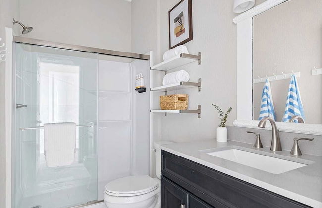 7bdr w/ Private Pool, Hot Tub, Fire Pit, Walk to Beach Tidal Wave by Avantstay - Foto 23