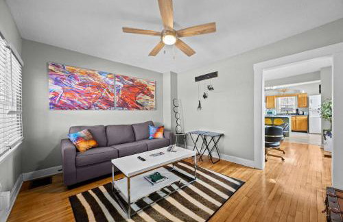 Cozy Downtown Stay w Private Backyard & Parking - Foto 9