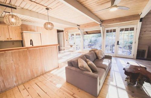 Clarity Cabin A-Frame Sanctuary w Hot Tub Fireplace Grill AC Hammock Chairs Fire Pit Pets OK - Foto 4