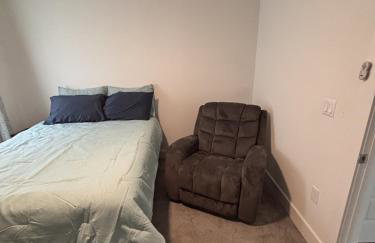 Modern Pine-Scented Retreat – 30 Mins to Beach! home - Foto 3