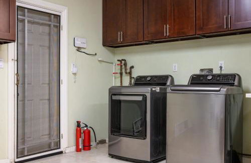 Luxury Estate with Sparkling Pool & Elegant Amenities - Foto 136