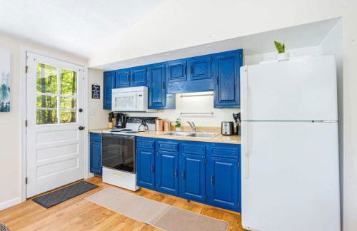 Spacious w Hot Tub, Fire Pit, Deck, Grill and WiFi - Foto 13