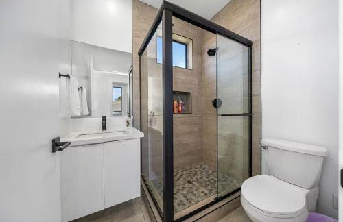 7 BR double house with parking and a backyard in LA - Foto 15