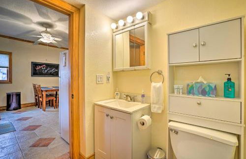 All-Season Grand Haven Getaway with Deck! - Foto 17