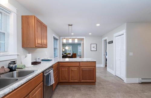 Updated Family-sized Home in Heart of Rutland, Near Slopes, EV Level 2, Hot Tub - Photo 16