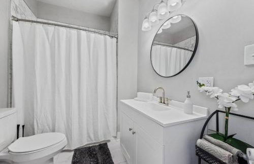 West High 3BR Private Backyard Petersburg Gem - Foto 26