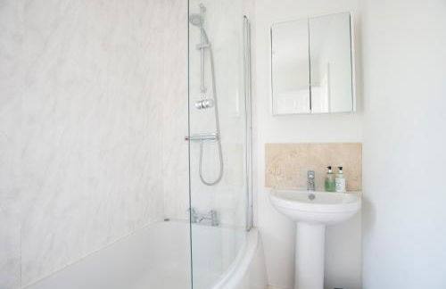 Stillness Cottage - Secluded Hut with a Private Hot Tub - Photo 11