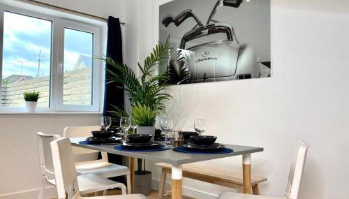 NEW Beautiful Large 3 bedroom House - 5 Minutes to the nearest Beach! - Great Location - Garden - Parking - Fast WiFi - Smart TV - Newly decorated - sleeps up to 7! Close to Poole & Bournemouth & Sandbanks - Foto 3