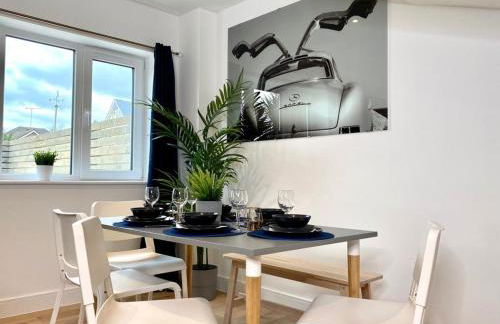 NEW Beautiful Large 3 bedroom House - 5 Minutes to the nearest Beach! - Great Location - Garden - Parking - Fast WiFi - Smart TV - Newly decorated - sleeps up to 7! Close to Poole & Bournemouth & Sandbanks - Foto 3