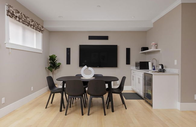 Stunning 3 Bedroom Secondary Suite N Van - Photo 4