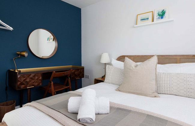 Chic 4-bed Coastal Retreat in Heart of Bosham - Photo 24