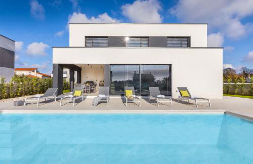 Amazing private villa with outdoor swimming pool in Vodnjan - Photo 1