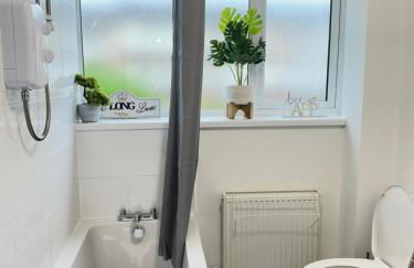 Cozy Family House 10 min from Manchester Airport - Photo 60