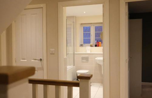 Luxury 6-Bedroom House 5 minutes from Bicester Village Shopping Outlet - Perfect for Business and Family Stays! Private Parking for 4 Cars! - Photo 40
