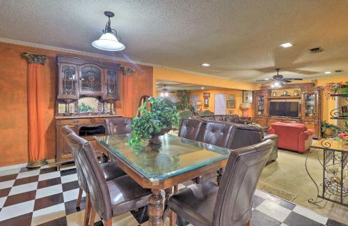 2 Mi to Lake Arlington Spacious Escape with Deck - Foto 1