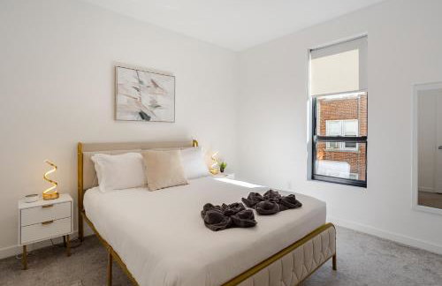 Modern & Spacious 2BR Apartment with Gym & Parking - Photo 6