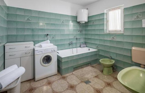 Amazing Home In Erzisce With Jacuzzi - Foto 27